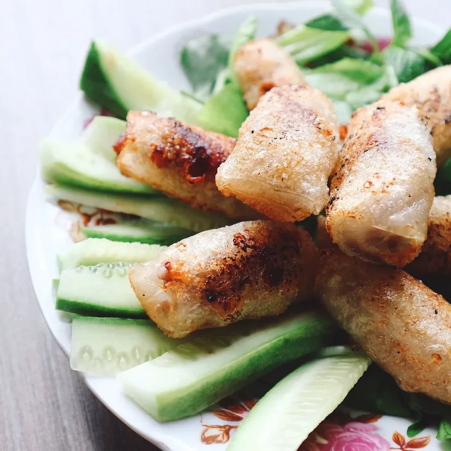 Khu bàn ngoài trời