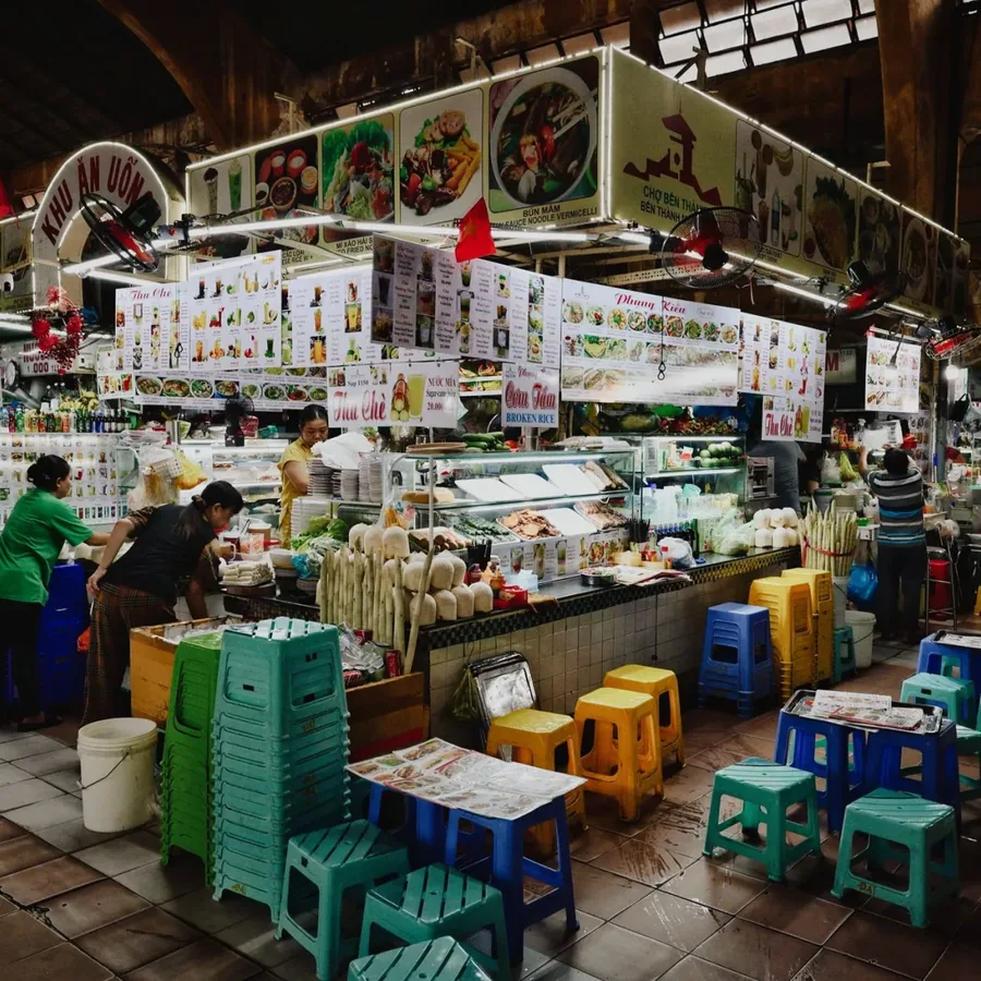 Bàn ăn ấm cúng tại Nguyễn Thị Lam